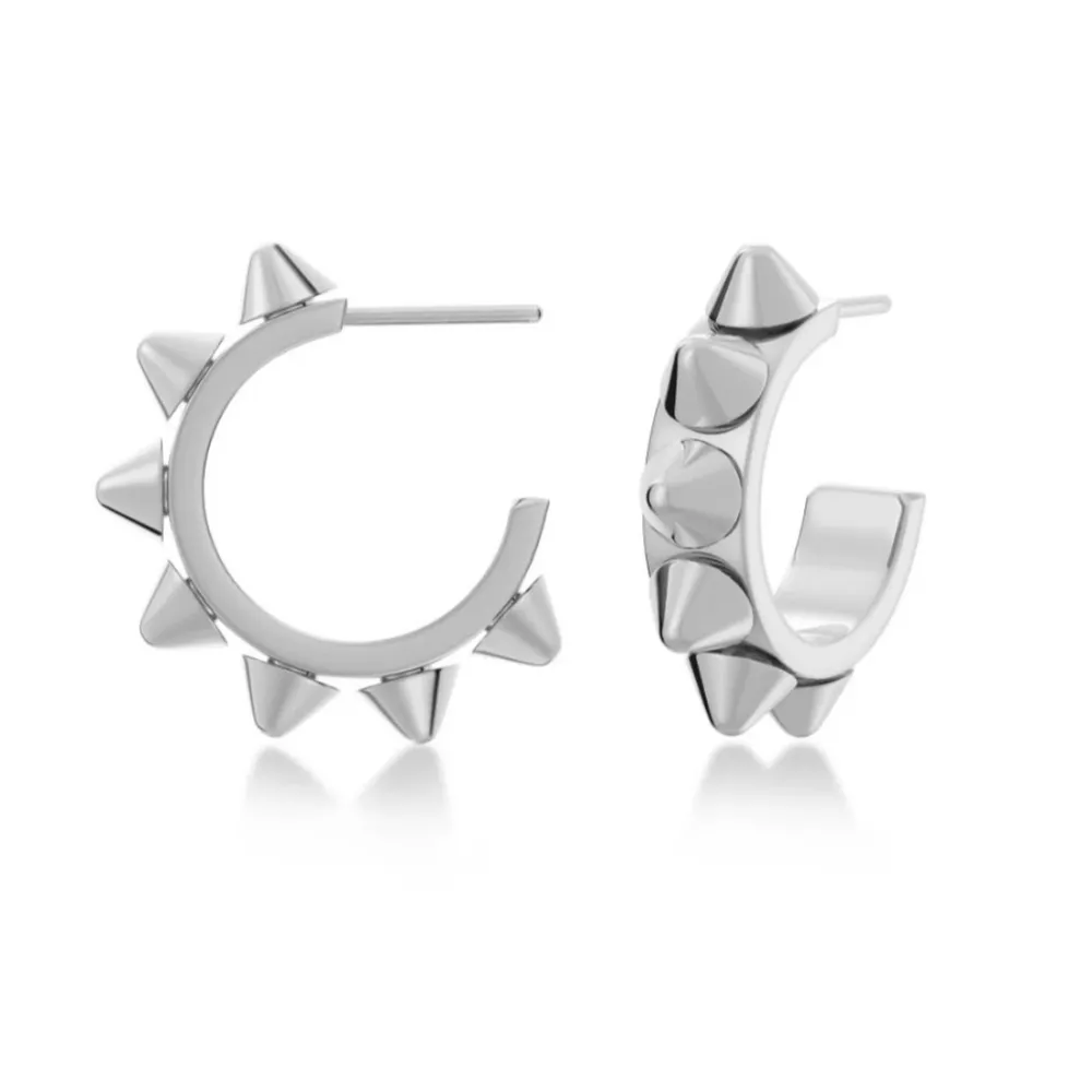 Säljer ett par coola örhängen från Edblad i silverfärg med markerade nitar runt hela ringen. Kommer i original ask. Bra skick! 💕. Asusteet.