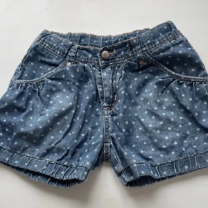 Blå jeansshorts med stjärnmönster - Skriv jättegärna innan om ni är intresserade då jag lagt upp dessa på Vinted också😇Snygga blå jeansshorts med vitt stjärnmönster och dragkedja. Shortsen har två framfickor och två bakfickor. POMP de LUX