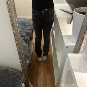 Svarta bootcut jeans - Säljer ett par jätte snygga low Rise jeans som är bootcut. Jeansen har smådetaljer på sidan av högra bakfickan och även några fler. Ordinarie pris är ungefär 1000. Jeansen är tyvärr för små för mig och kommer inte till användning🩷