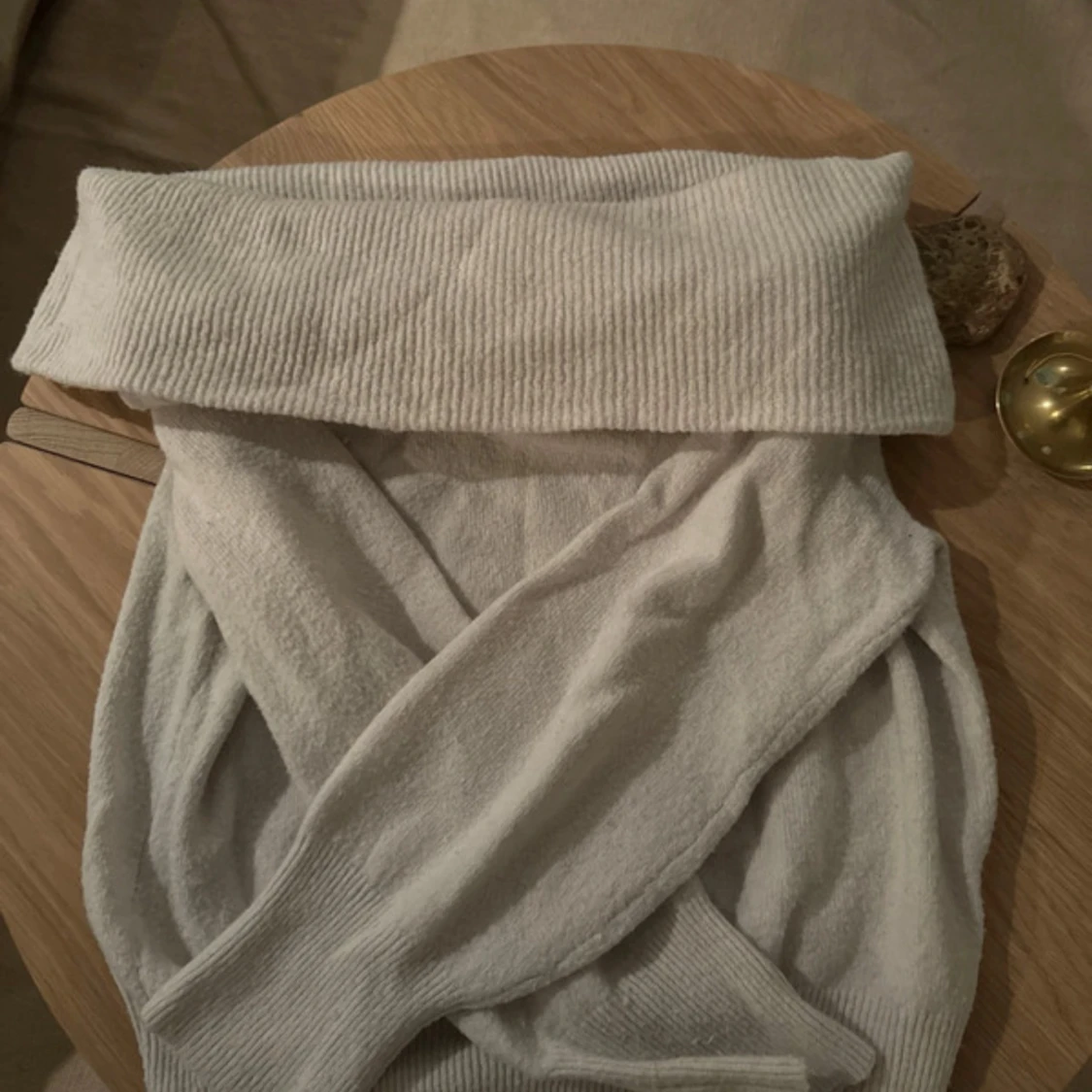 Vit offshoulder stickad tröja - 2