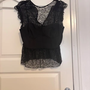 Festtopp - Säljer denna svarta spets toppen från Zara perfekt för fest🥰 Den har en korsettliknande del över spetsen