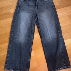 Gråa baggy jeans - Baggy gråa jeans från urban outfitter med låg midja. Nypris 800kr storlek 26W 32L