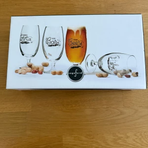 Set med ölglas från Sagaform - Säljer ett set med fyra ölglas från Sagaform. Glasen är genomskinliga med tryck i svart och vitt, och har olika texter på framsidan. Perfekta för att servera öl eller andra drycker. Levereras i originalkartong. Helt nytt skick aldrig använda. 