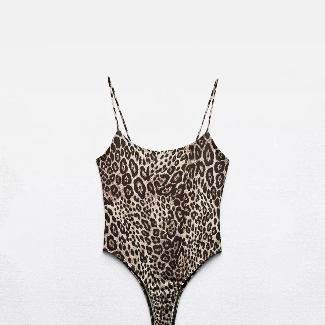 Leopardmönstrad boddy med smala axelband