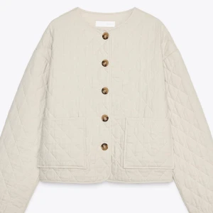 Helt ny Zara jacka vit  -  Vit Zara jacka. Helt ny med lappen kvar!! Säljer pågrund av att jag tycker den inte sitter som jag trodde. Storlek S 