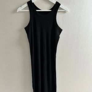 Svart långklänning  - Säljer en svart ribbad långklänning. Den är perfekt för strand dagar!💗💗