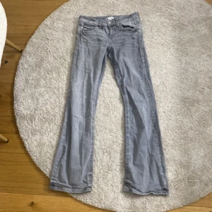 Grå bootcut jeans från Gina Tricot - Säljer ett par grå bootcut jeansfrån Gina Tricot. Skulle säga att dom är tajta så om man har en mindre storlek än 164 passar dom parfekt. Är skrynklig på bilden men fortfarande fina på!