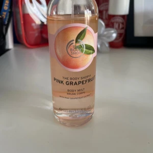 Pink Grapefruit Body Mist från The Body Shop - Fräsch body mist med doft av pink grapefruit från The Body Shop. Kommer i en genomskinlig glasflaska med rosa etikett och grapefruktmotiv. Innehåller 100 ml och har en lätt, fruktig och uppfriskande doft. Nypris 195kr 