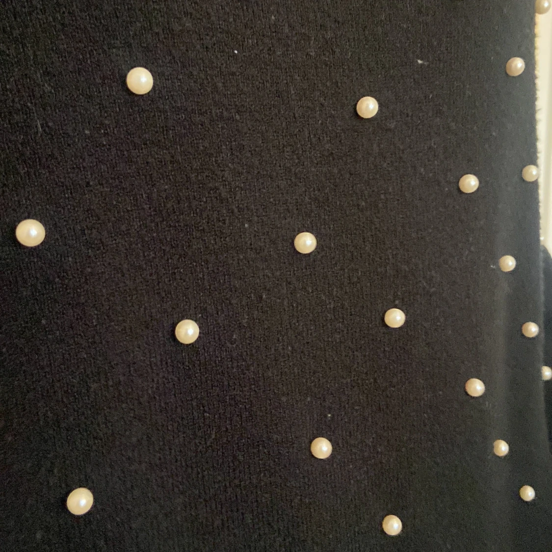 Svart stickad tröja med pärlor från DILVIN - 3