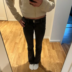 Svarta bootcut jeans - Säljer ett par svarta bootcut jeans från Gina tricot young i storlek 158. Använda men i bra skick!😊