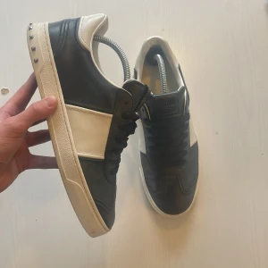 Svarta valentino flycrews  - Säljer ett par galet snygg flycrews! Skicket är super (9/10)! Alla nitar kvar. Storlek 42 men passar 43 och uppåt.  Kom privat för fler frågor🤗 