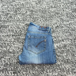Dondup Jeans - Säljer ett par flitigt använda dondup George i storlek 34. Jeansen har en slitning i skrevet som syns på sista bilden, vilket är anledningen till att jag säljer dom så billigt. Priset går att diskuteras! /Scandi Reventio
