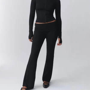 Gina Tricot yoga pants  - Säljer Gina Tricots soft touch folded trousers i M svart för 200kr 🖤