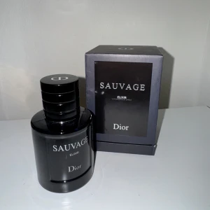 Sauvage Elixir herrparfym från Dior - Ej använd, 60ml. Sauvage Elixir från Dior är en exklusiv herrparfym i en mörkblå, rund flaska med silverdetaljer och svart lock. Doften är intensiv och maskulin, perfekt för dig som vill sticka ut. Flaskan har en lyxig känsla och kommer med originalkartong. Skriva dm om du har frågorna eller vill har andra bilder.