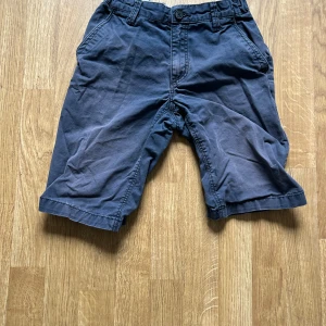 Jeansshorts från hm - Mörkblå shorts i bomull med normal passform. Klassisk design med sidofickor och bakfickor, samt knapp och gylf framtill. Perfekta för varma dagar och enkel stil.