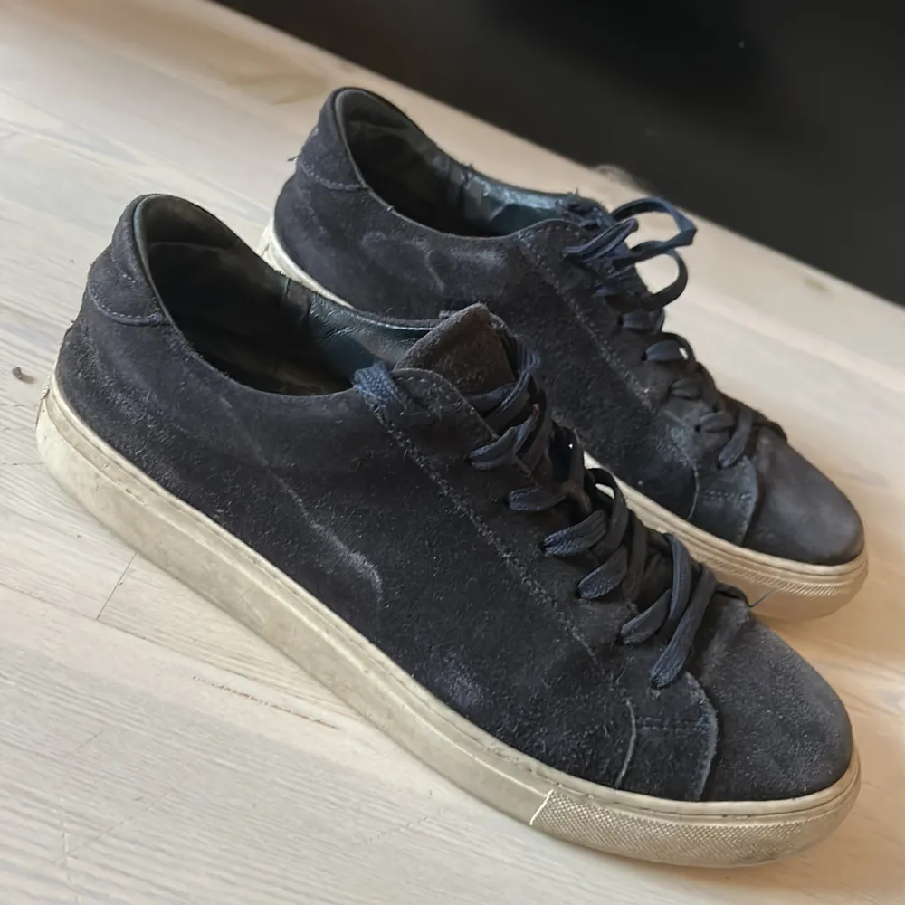Snygga mörkblå sneakers från Garment Project i mocka. Skorna har snörning och en vit sula som ger en stilren kontrast. Perfekta för sommarn. Nypris: 1400kr Storlek 41/42. Kengät.
