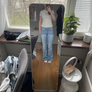 Ljusblå bootcut/flare jeans - Säljer ett par ljusblå jeans med bootcut passform och medelhög midja. Jeansen har  fickor fram och bak. Använda men inga store defekter förutom nere till hälen. Står ej storlek elle märke men jag gissar på xs-s!❤️