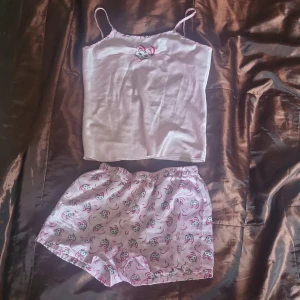 Satin pyjamas  - Den är mjuk och gosig. Storlek 146-152 men den har krymt lite i tvätten men liten i storleken 