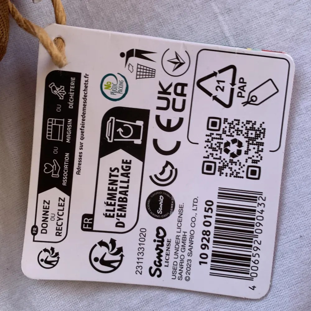 Supergullig Hello Kitty-mjukisdocka utklädd till kock med vit kockmössa, röd rosett och röda byxor. Dockan har en vit kockjacka med röda knappar och en etikett kvar. Perfekt för samlare eller som present till Hello Kitty-fans!. Muu.
