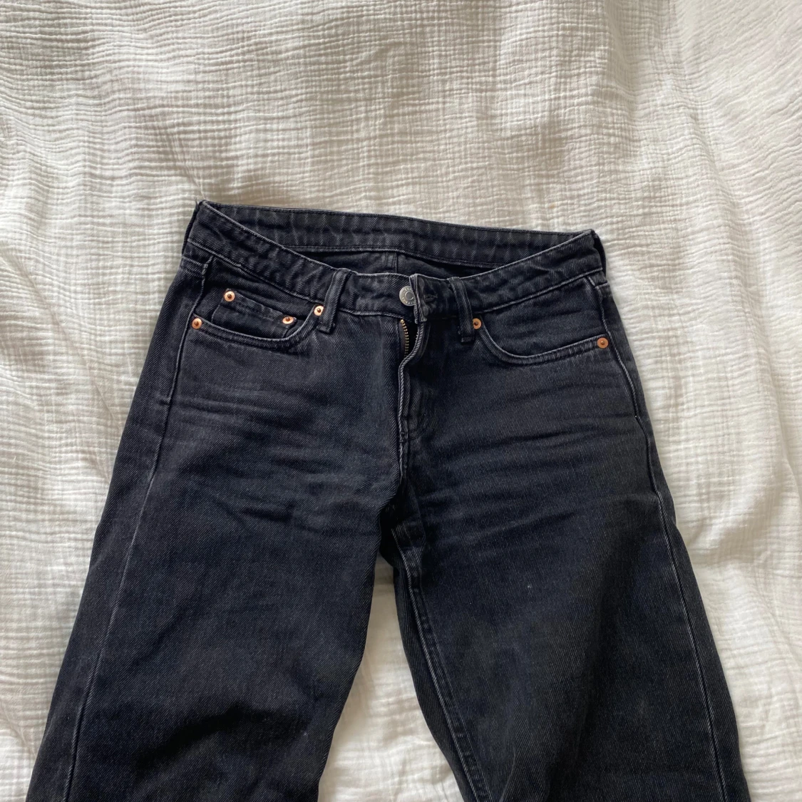 Svarta Weekday jeans low straight