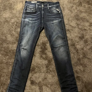 Mörkblå jeans från Replay - Ett par mörkblå replay anbass i hyperflex material med en riktigt snygg tvätt. Storlek 31/32, skick som nytt - 9/10, nypris 1799kr. Bara att skriva vid frågor och funderingar😉