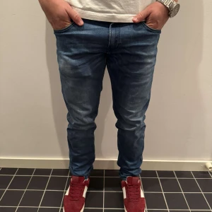 Blå Replay Anbass jeans - Säljer nu dessa blå replay anbass jeans, skicket är 8/10 och säljer de endast för 499kr, skriv för frågor eller funderingar! 