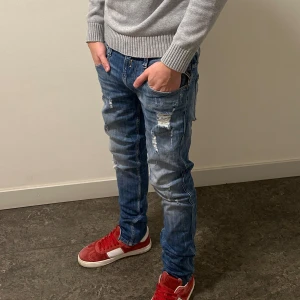 Replay anbass med slitningar - Replay anbass med feta slitningar. Storleken är 31/32, modell på bild är 186 cm 72kg. Hör gärna av er vid funderingar😁