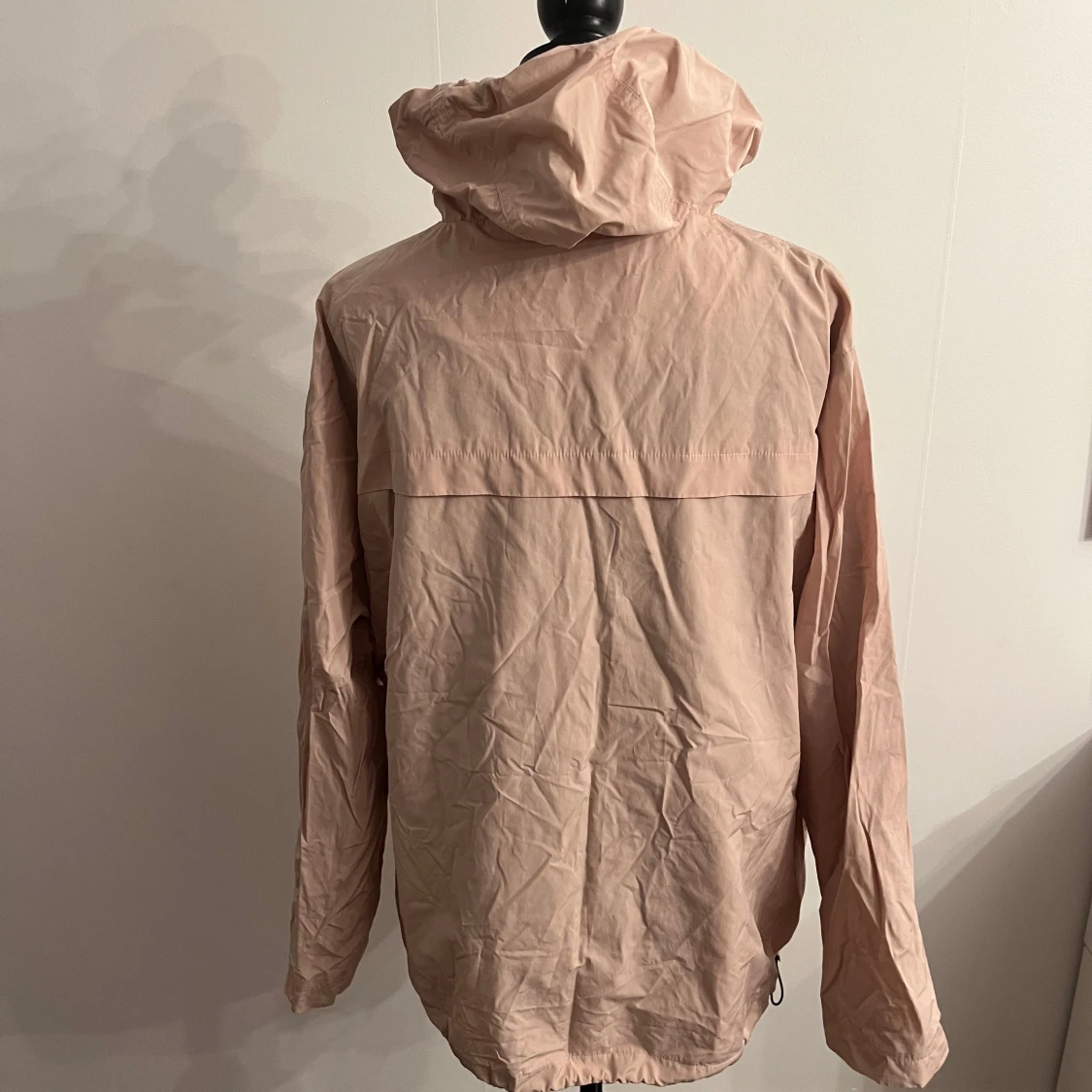 Ljusrosa vindjacka med huva från M+RC NOIR - 2
