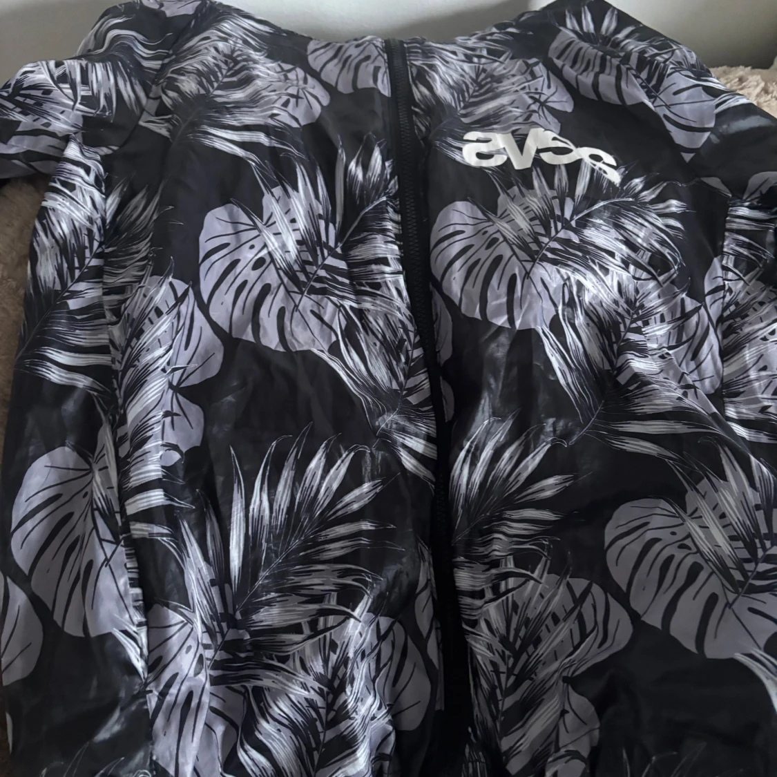 Svart vindjacka med vita blad från Svea