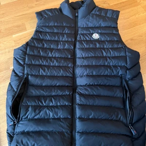 Svart väst Moncler - Säljer min moncler väst har fått den som present vet tyvärr inte om den är äkta men den är helt ny