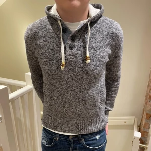 Stickad hoodie/huvtröja - Säljer en väldigt snygg och sällsynt stickad hoodie/cardigan. Skick 9,5/10. Storlek S-passar S. Hör gärna av er om ni har funderingar!🙌⭐️