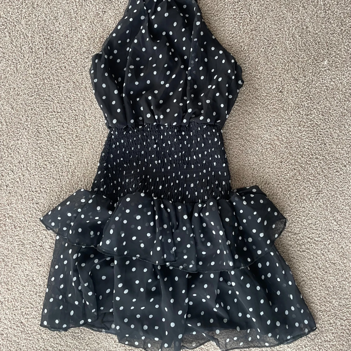 Svart prickig halterneckklänning från Trendyol