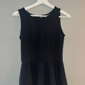 Svart ärmlös klänning från Vero Moda - Snygg svart ärmlös klänning från Vero Moda i klassisk modell. Perfekt för dig som gillar enkel och stilren design. Aldrig använt ! 