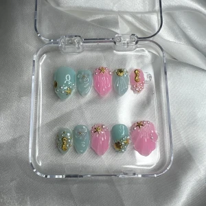 Mermaids treasure short almond - Mått: 15-11-12-11-9 (MM) Storlek S!✨Handgjorda lösnaglar av högsta kvalitet!✨Vid rätt applicering & borttagning kan man använda dem flera gånger! Du får med prepkit & instruktioner💕