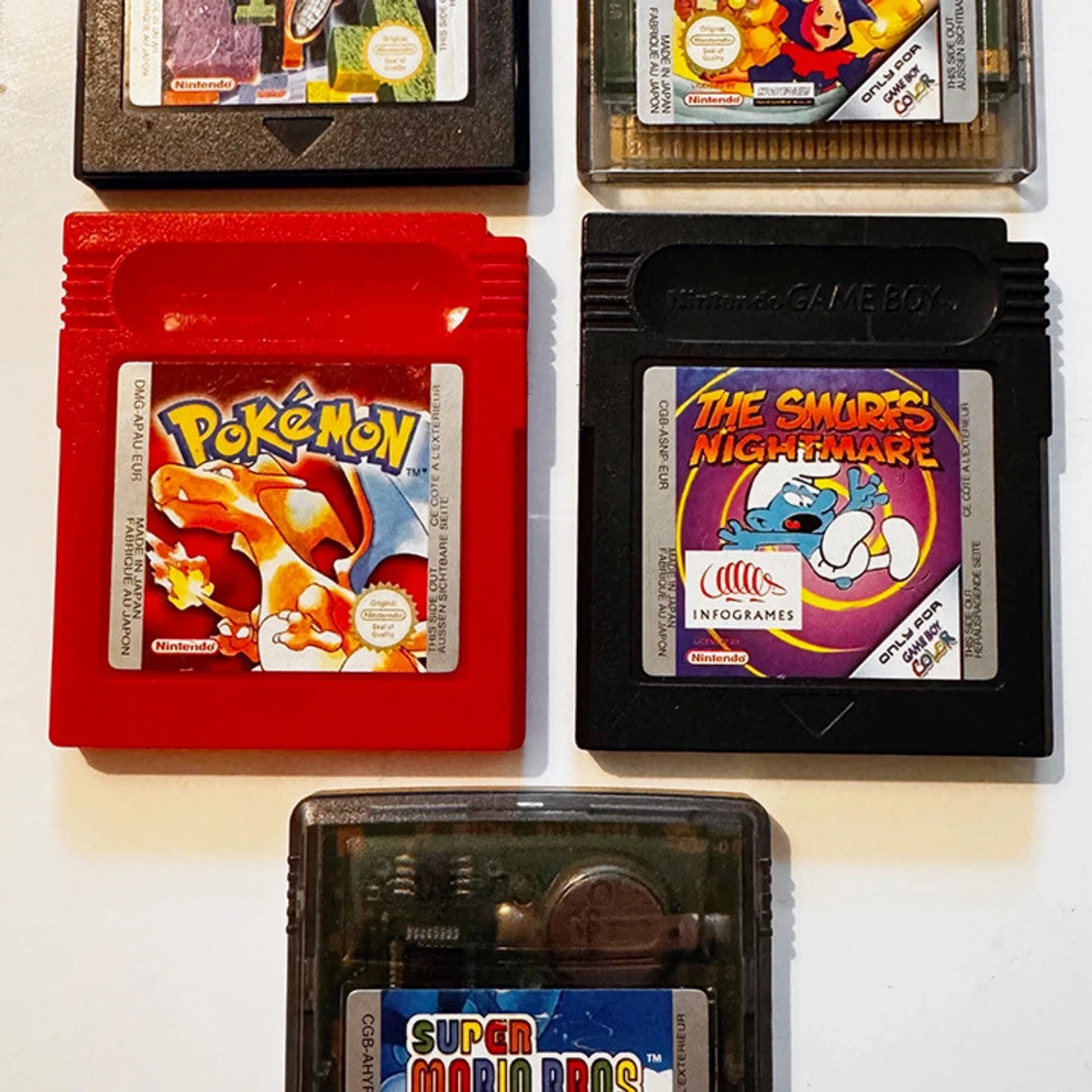 Game Boy spelkassetter Pokémon, Super Mario Bros, The Smurfs Nightmare