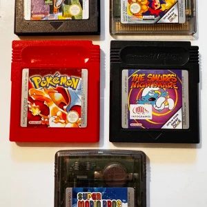 Game Boy spelkassetter Pokémon, Super Mario Bros, The Smurfs Nightmare - Fem klassiska Game Boy spelkassetter: inkl Pokémon (röd), Super Mario Bros 