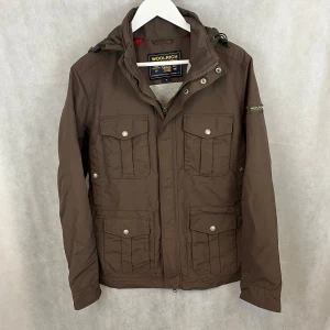 Woolrich field - Riktigt soft woolrich jacka. Storlek M/S. Modellen är det 185. Väldigt fint skick