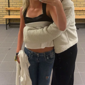 Svart och vit topp - Säljer en snygg topp i svart och vitt. Knappt använd!! Den är från en affär i Spanien så vet ej märke💞