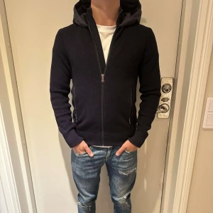 Moncler cardigan - Säljer en riktigt fet moncler cardigan med luva. Den har några defekter men man ser inte det när man har på sig det. Storlek 14y/164 men passar xs. Hör av dig vid frågor eller funderingar.
