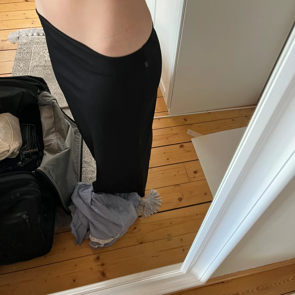 Svart långkjol i stretchigt material - 2