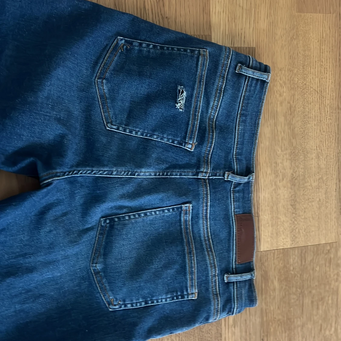 Jättefina mörkblå lågmidjade bootcut jeans med slitningar - 3