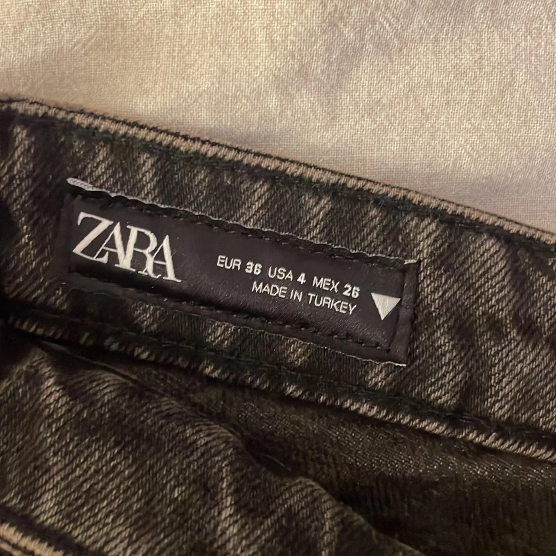 Svarta low waist jeans från Zara - 3