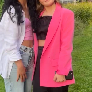 Rosa blazer från Chiquelle - Säljer en snygg rosa oversized blazer från chiquelle som fanns förut. Minns inte exakt vad det kostade då men kring 600-800 kr. Användt den 2 gånger och säljer då jag inte får användning för den längre. Den är i väldigt bra skick allmänt men finns nå smuts fläckar på ena armen (se sista bilden) men därav det lägre priset!