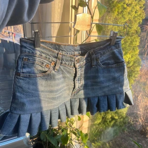 Jeanskjol med volang  - Egensydd volangkjol i jeans från ett par lågmidjade Levis jeans😊skriv gärna för frågor och prisförslag 😚24-32 i längd fram/bak och midjemått 38 cm!
