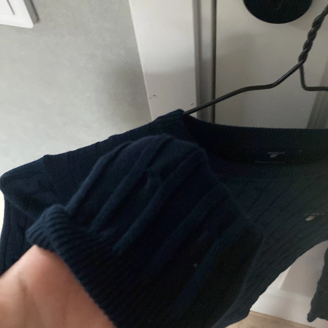 Mörkblå kabelstickad tröja från GANT - 4