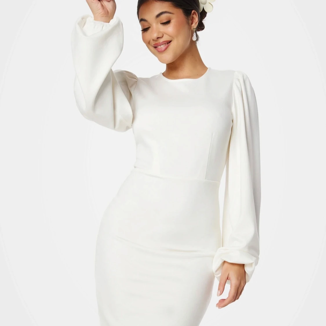 Vit långärmad klänning med puffärmar