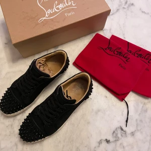 Christian Louboutin Vieira 2 Orlato black - Säljer nu mina Christian Louboutin Vieira 2 Orlato black. I stl 39,5. Skick 7-10,(5 spikar saknas totalt). Dustbag och låda medföljer. Retail 11-12.000kr mitt pris 2.399kr. Byten kan vara intressant, i skor stl 43 och i kläder M-L.