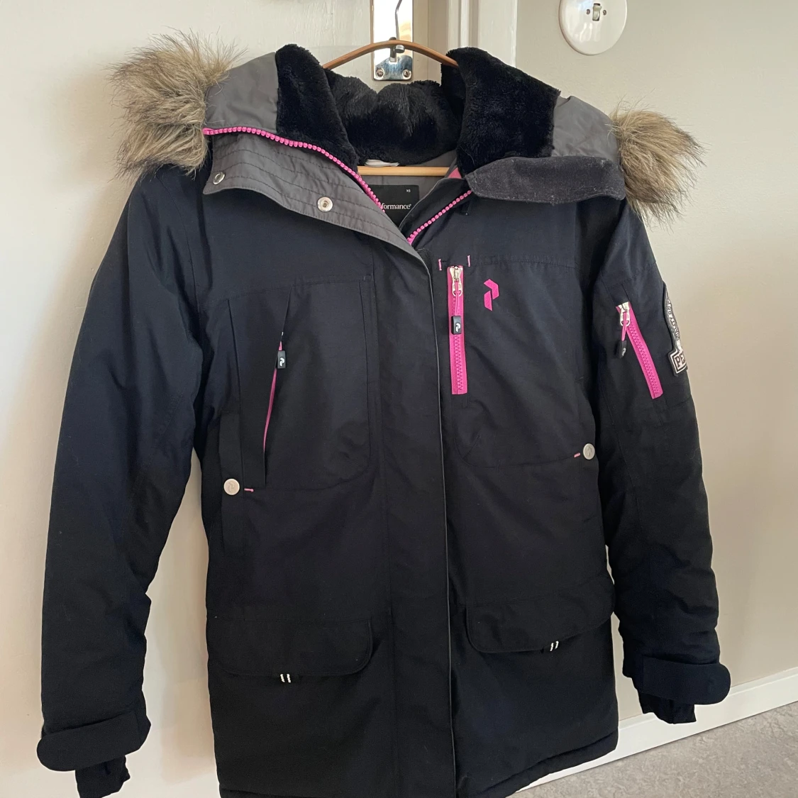 Svart vinterjacka med fuskpäls från Peak Performance