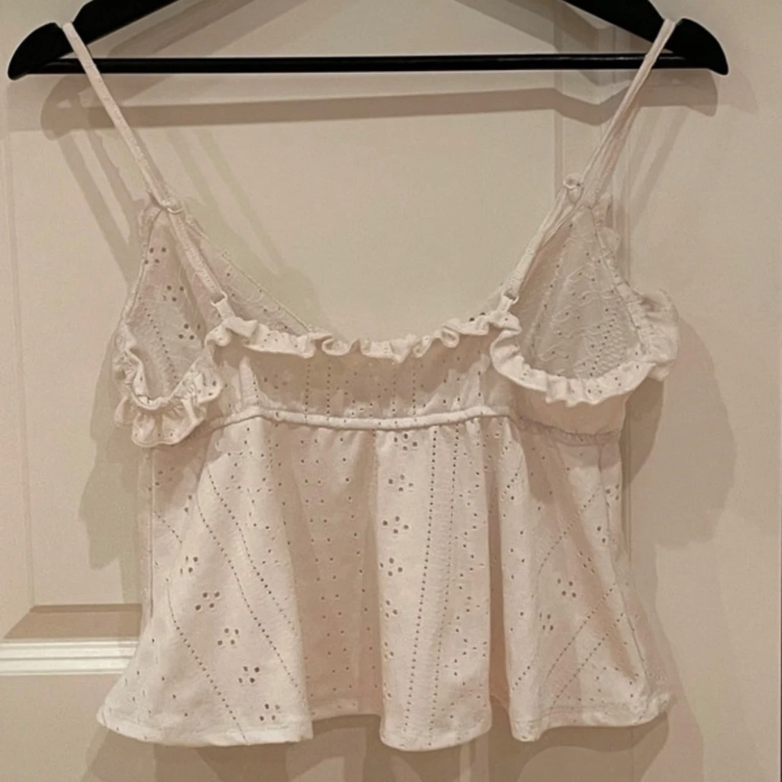 Kort top/linne med smala axelband med volang - 1