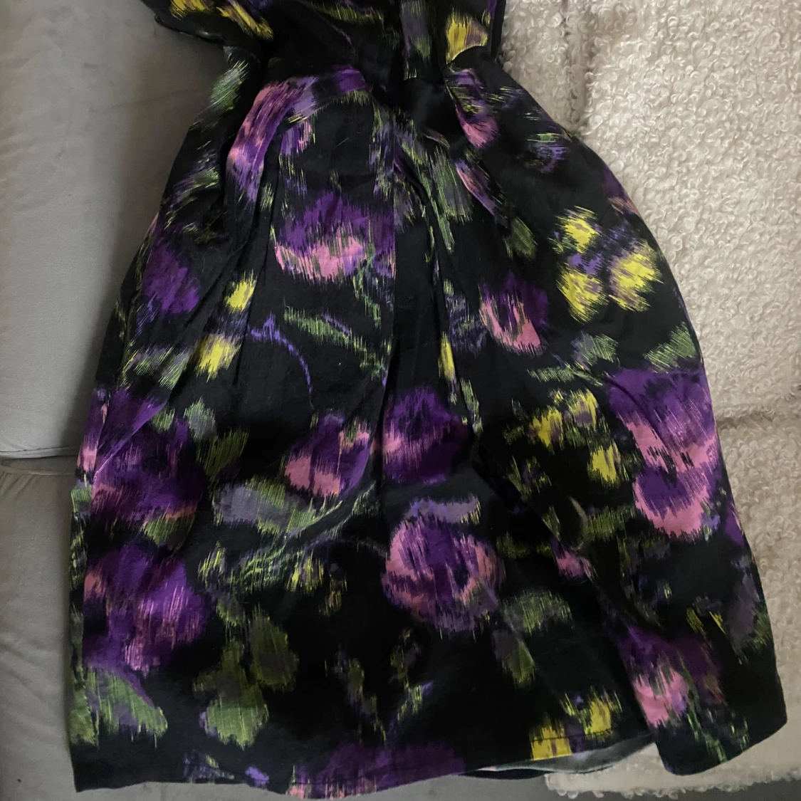 Svart mini klänning med blommigt mönster - 1